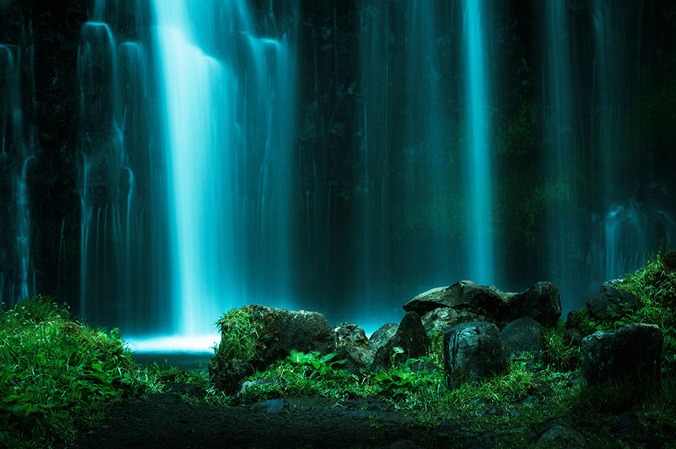 Door een detail van de 28 meter hoge waterval Cascade de la Beaume te fotograferen, was het mogelijk om de lijnen van het vallende water mooi in beeld te brengen als backdrop voor de begroeide rotsen in de voorgrond.