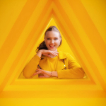 Creatieve portretten met oude achtergrondrollen Creatieve portretten met oude achtergrondrollen