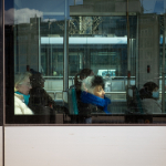 Straatfotografie tip: Lekker veilig door de ruit fotograferen Straatfotografie tip: Lekker veilig door de ruit fotograferen